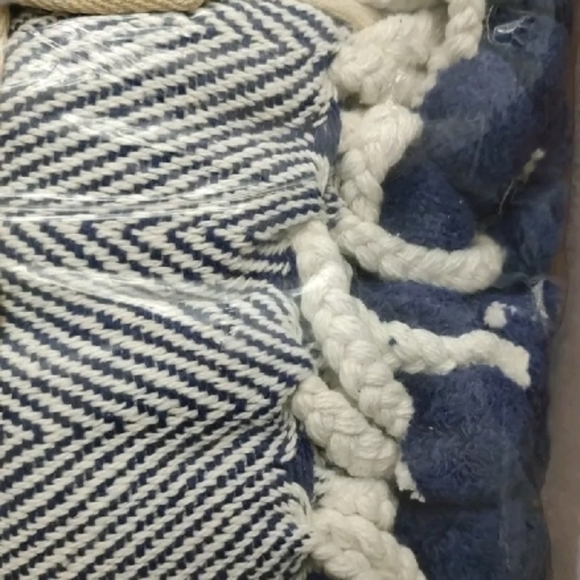Karma living herringbone patterned throw with pom-pom trim - new in bag!! - Picture 6 of 10